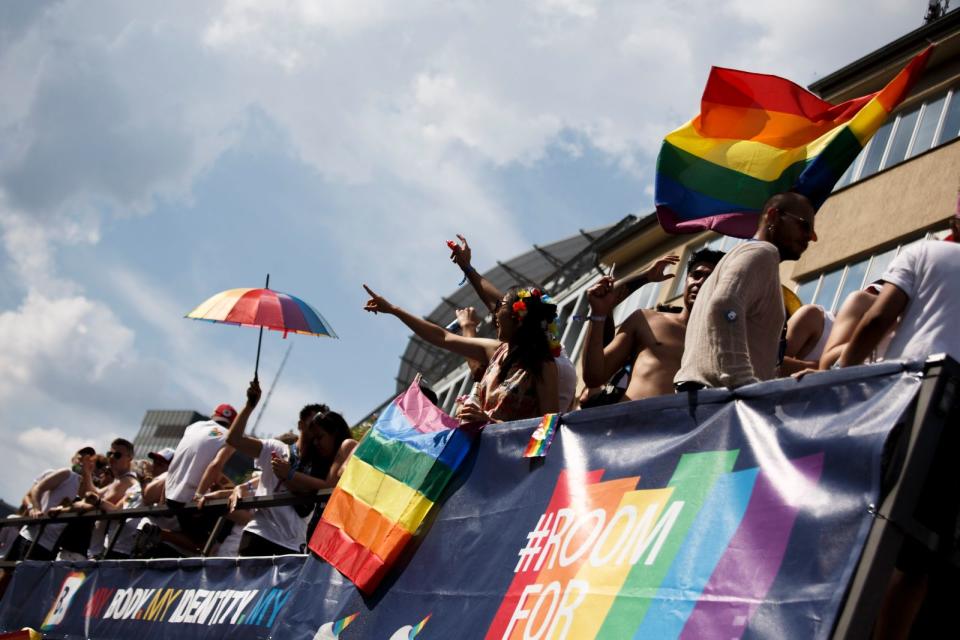 Die LGBT-Gemeinde feiert auf der ganzen Welt jedes Jahr mit Paraden und Umzügen den Christopher Street Day. Obwohl der CSD wie ein irrer Karnevalsumzug aussieht, hat er einen wichtigen Hintergrund. Wir verraten Ihnen, was der CSD bedeutet.