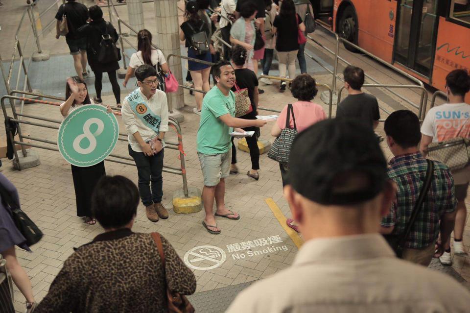  香港眾志派羅冠聰參選立法會。圖為林在街頭為羅助選。圖片來源：香港眾志facebook專頁