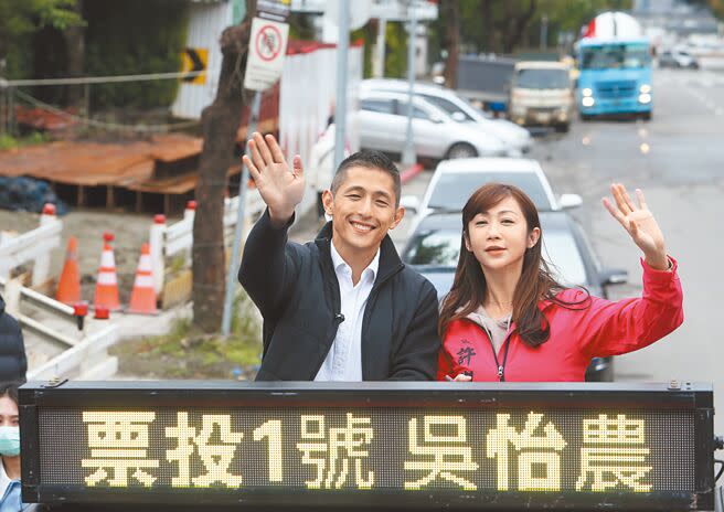 台北市第3選區（中山、北松山）立委補選，民進黨候選人吳怡農（左）2日在同黨北市議員許淑華（右）陪同下，直搗藍營票倉北松山車隊掃街，爭取選民支持。（陳怡誠攝）