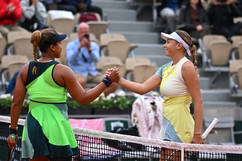 安妮絲莫娃（右）淘汰大坂直美。（Roland Garros Facebook）