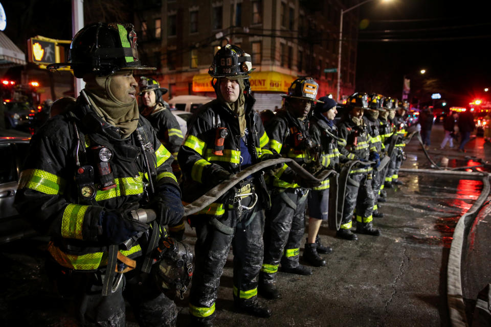 <p>Feuerwehrleute bekämpfen im New Yorker Stadtteil Bronx die Flammen. Bei einem Hausbrand kamen zwölf Menschen ums Leben. Bürgermeister Bill de Blasio sprach vom „schlimmsten Feuer seit Jahrzehnten“. (Bild: REUTERS/Amr Alfiky) </p>