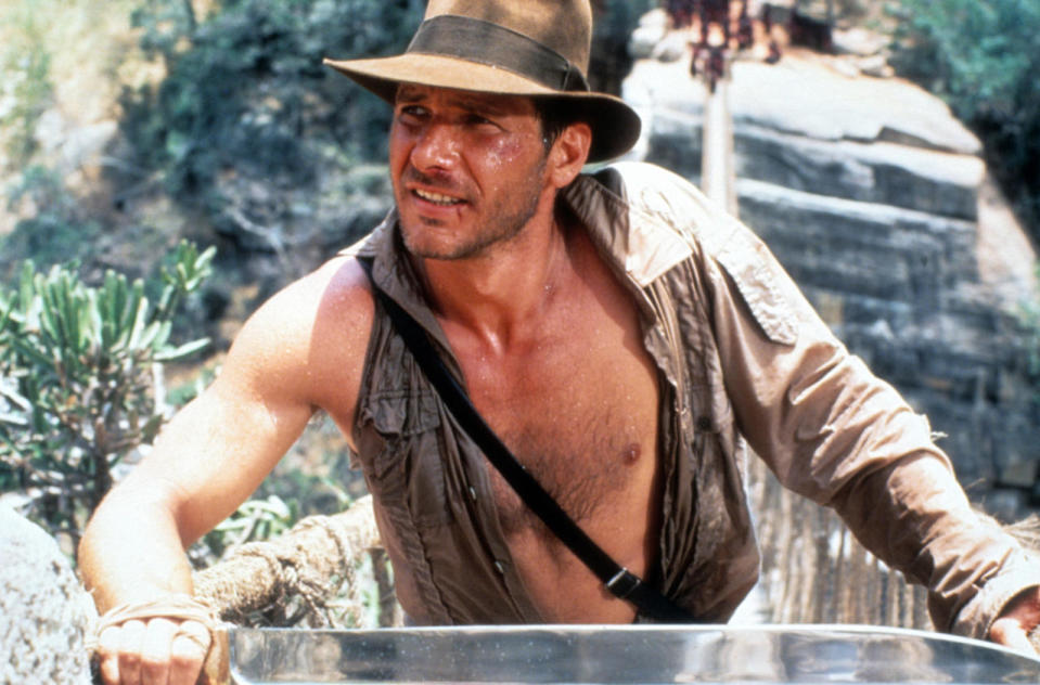 Harrison Ford dans Indiana Jones – Indiana Jones ne se sépare jamais de son célèbre stetson ! C’est d’ailleurs devenu un gimmick dans la saga.