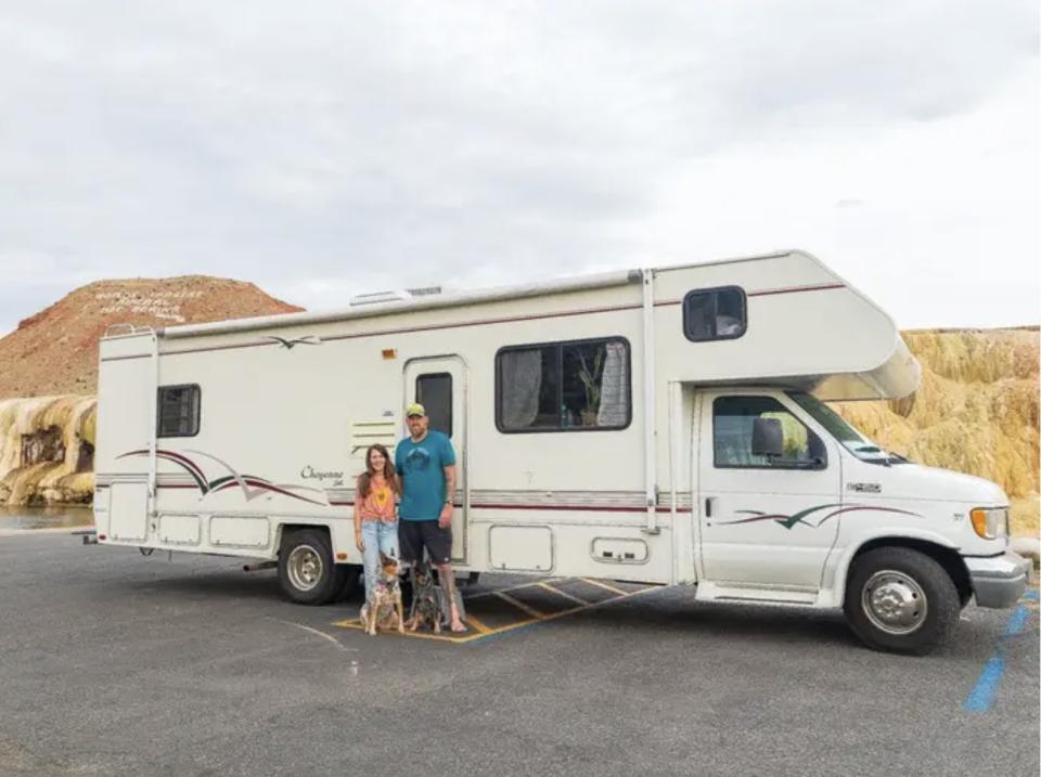 Chris und Lindsay Harvey leben mit ihren beiden Hunden in einem Wohnmobil. - Copyright: Called to Wander