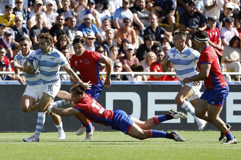 Nicolás Sánchez (10) abrió el camino de la goleada con un try, anotó 20 puntos y se convirtió en el argentino que más anotó en la historia de los Mundiales de rugby.