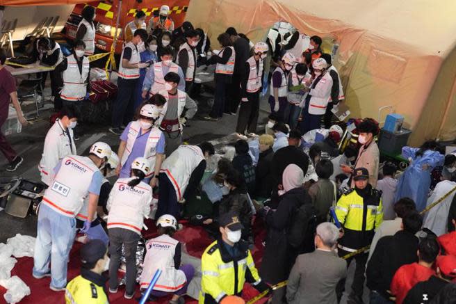 首爾梨泰院踩踏事故造成超過150人死亡，震驚全球。(圖／美聯社)