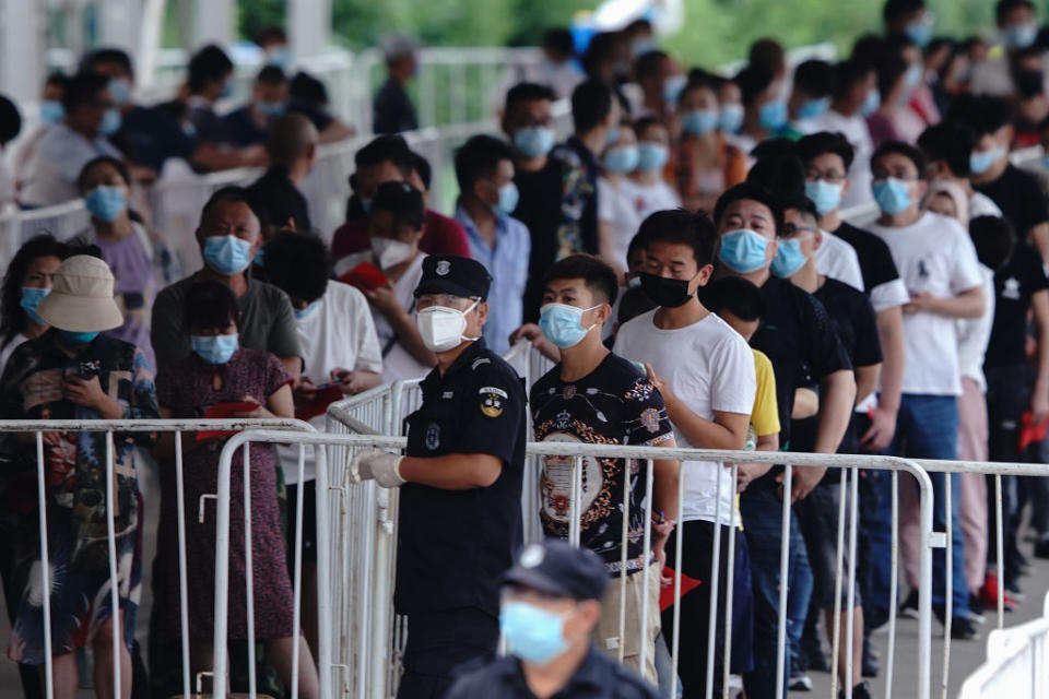 People who have had contact with the Xinfadi Wholesale Market or someone who has, line up for a nucleic acid test for COVID-19 at a testing centre. The authorities in Beijing have begun an operation to contain a potential second wave of coronavirus. Source: Getty
