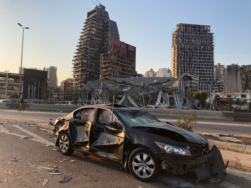 Un vehículo y varios edificios dañados tras explosión en puerto de Beirut