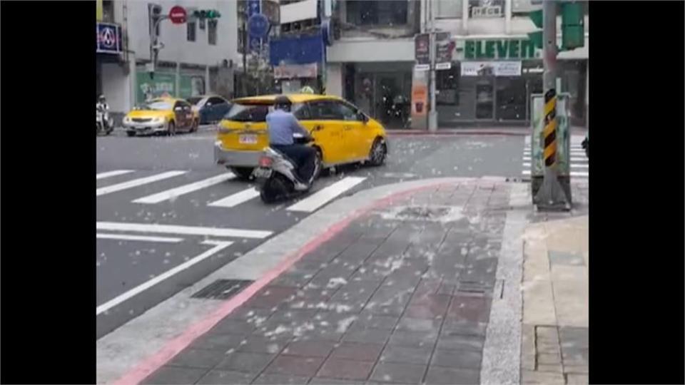 悚！強風吹落招牌砸中女騎士　北部大雷雨！桃機、松機多架航班轉降高雄