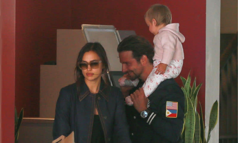 EXCLUSIVA: Irina Shayk y Bradley Cooper, dos padrazos de compras con la pequeña Lea