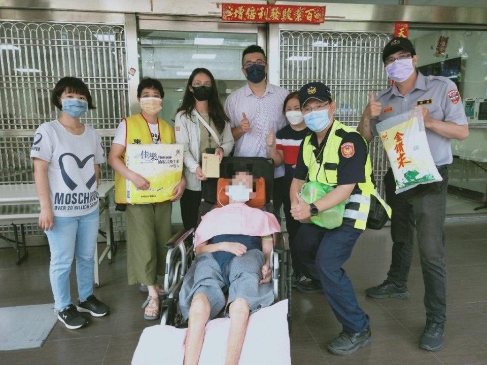 東港警分局新園分駐所警員李昭慶（右二）主動關懷並偕同善心人士濟助弱勢家戶獲好評。（記者鄭伯勝翻攝）