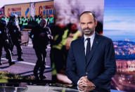 Au surlendemain du rebond de la mobilisation, le 7 janvier, Édouard Philippe s’invite au 20 heures de TF1, pour un entretien consacré à la contre-attaque sécuritaire du gouvernement. En réaction aux violences qui ont émaillé le mouvement, le Premier ministre annonce un projet de loi visant les casseurs et permettant de prononcer des interdictions de manifester, calqué sur les lois anti-hooligans. 