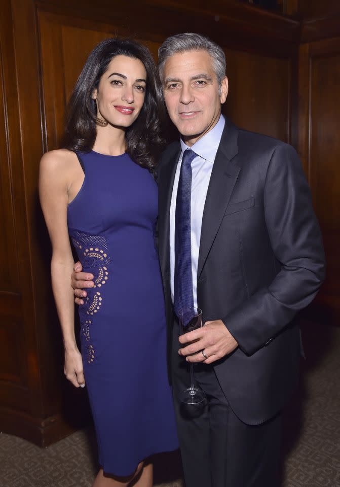 Amal Clooney en robe violette Stella McCartney.