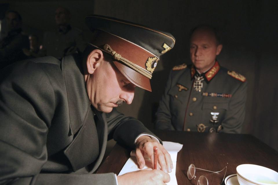 Die letzten sieben Lebensmonate des deutschen Generalfeldmarschalls stehen im Mittelpunkt von Niki Steins TV-Film "Rommel" (2012). Johannes Silberschneider übernahm hier die Rolle Hitler und tat das mit der gebotenen Sorgfalt. Er ließ sich mit dem Satz zitieren: "Man kann Hitler nicht lächerlich machen, dann macht man die ganze Geschichte lächerlich." (Bild: SWR / Kerstin Stelter)