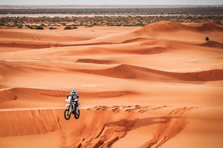 El salto de Luciano Benavides en las dunas del desierto saudita; el salteño, campeón mundial de Rally Raid, buscará su primera victoria en el Rally Dakar