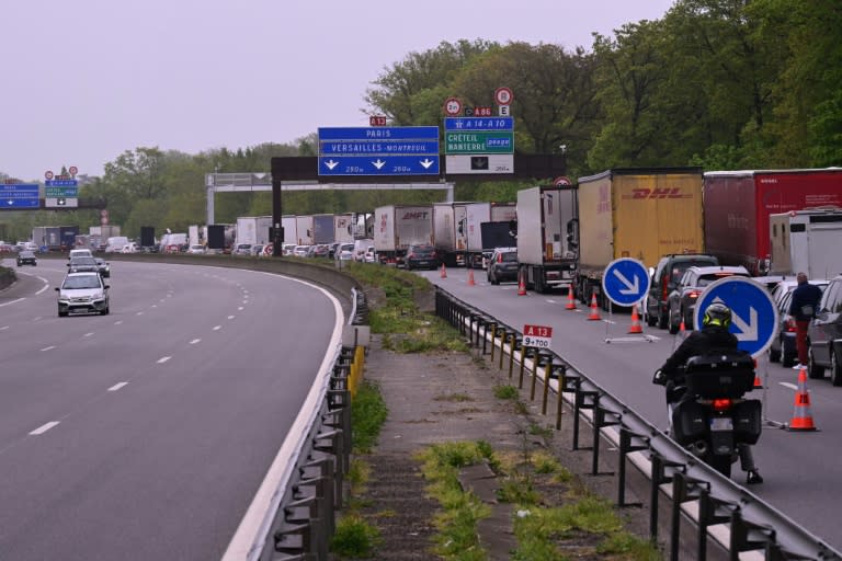 L'autoroute A13 partiellement fermée avec une file de véhicules à la hauteur de Versailles dans les Yvelines le 19 avril 2024 (Miguel MEDINA)