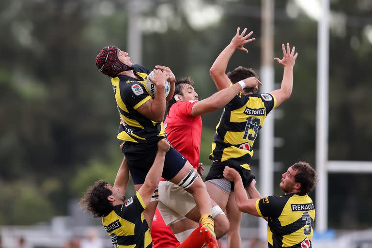 Peñarol gana un line-out, como también ganará el partido por un prolífico 41-35 en uno de los desafíos más exigentes de su agenda.