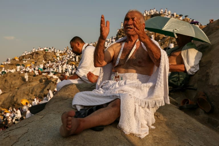 Zum Höhepunkt der jährlichen muslimischen Pilgerfahrt Hadsch haben mehr als 1,5 Millionen Menschen trotz sengender Hitze den Berg Arafat in Saudi-Arabien erklommen. (Fadel Senna)