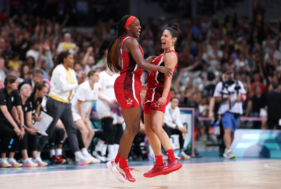 Jackie Young en Kelsey Plum vieren hun laatste overwinning in de groepsfase. (Gregory Shamus/Getty Images)