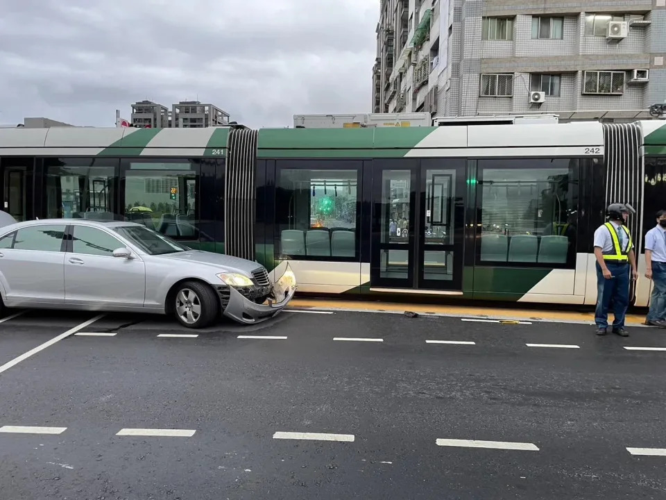 <strong>旅客與小汽車駕駛均無受傷。（圖／翻攝畫面）</strong>