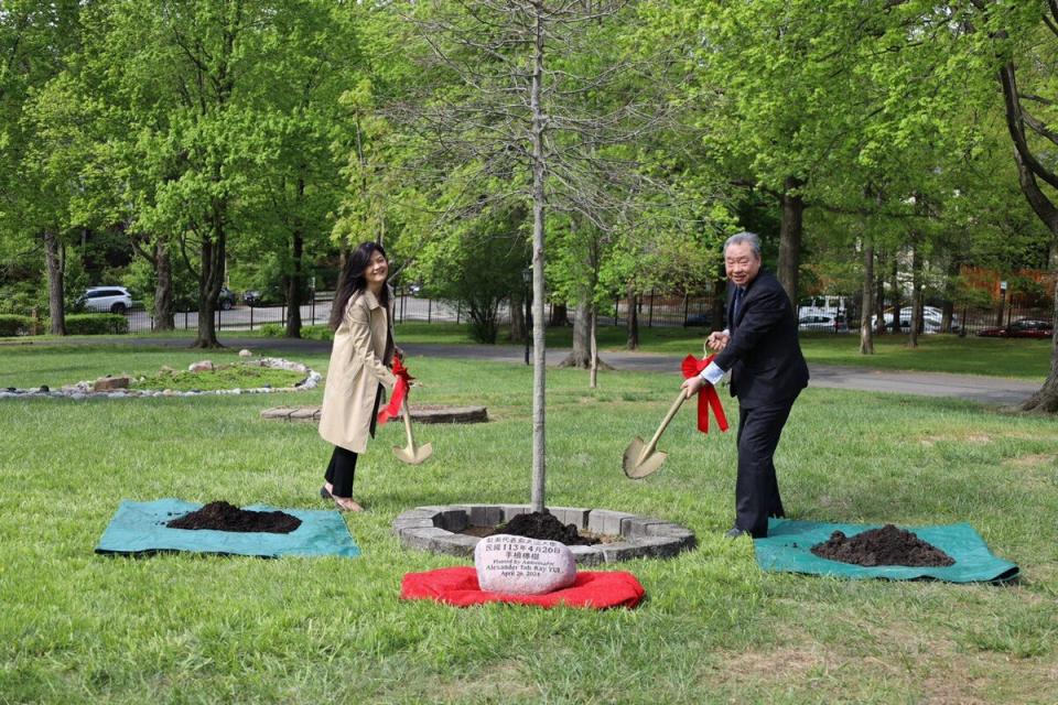 為響應植樹節，駐美代表俞大㵢（右）偕妻子，在雙橡園種下橡樹。   圖：翻攝自Taiwan in the US臉書