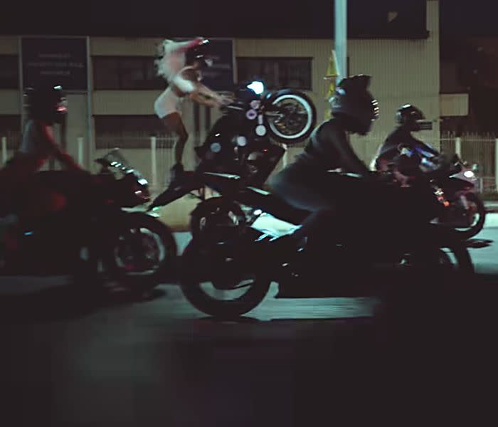 Fotograma de 'Saoko', con varias acróbatas sobre sus motos