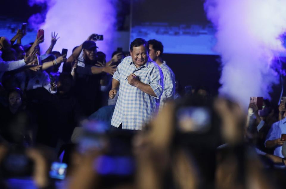 Indonesian Defence Minister and Presidential candidate Prabowo Subianto (C) and running mate Vice Presidential candidate Gibran Rakabuming Raka ( (EPA)