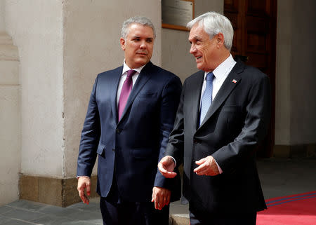 Colombian President Ivan Duque and his Chilean counterpart Sebastian Pinera chat during a meeting at La Moneda Palace in Santiago, Chile, March 21, 2019. REUTERS/Rodrigo Garrido