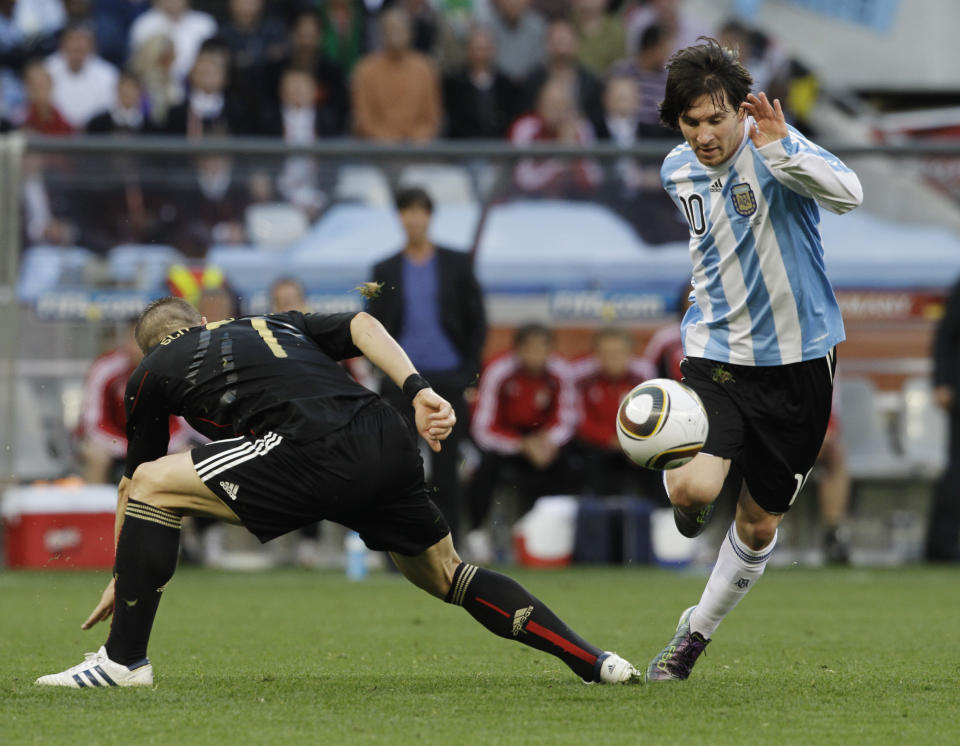 ARCHIVO - Lionel Messi (derecha) gambetea al alemán Bastian Schweinsteiger en los cuartos de final del Mundial 2010 en Ciudad del Cabo, Sudáfrica. el sábado 3 de julio de 2010. (AP Foto/Gero Breloer)