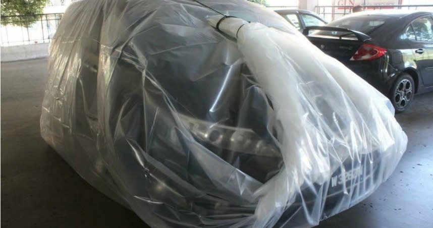 面對每年都會發生的洪水，馬來西亞民眾想到用超大型塑膠袋把整輛車裝起來。（圖／翻攝自FB）