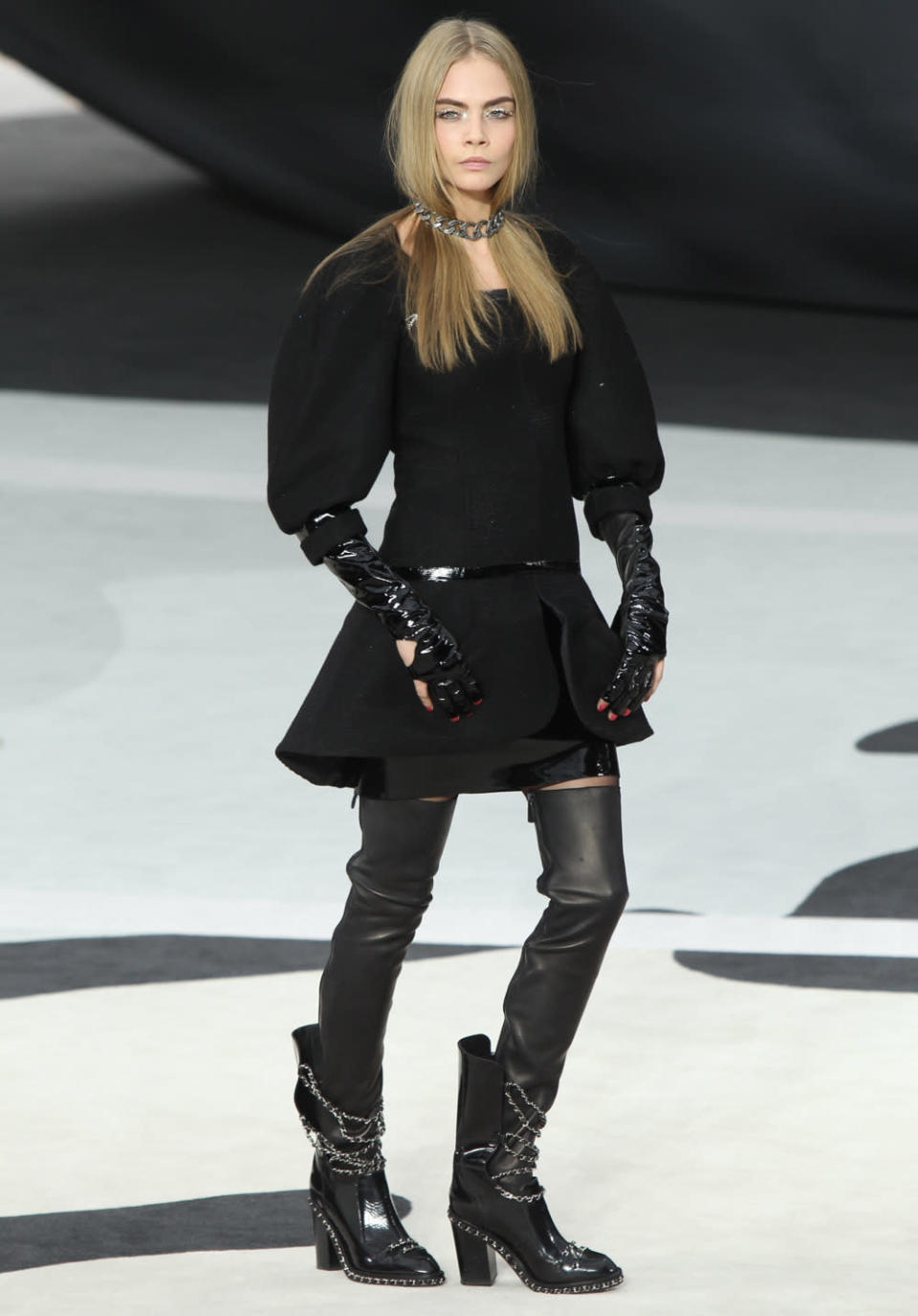 … lernte Cara dann auf den Brettern, die die Welt bedeuten, wie man den Overknee-Look zu tragen hat: Auf der Pariser Fashion Week lief sie für Chanel in Nappaleder-Thigh Highs über den Runway. (Bild: Getty Images)