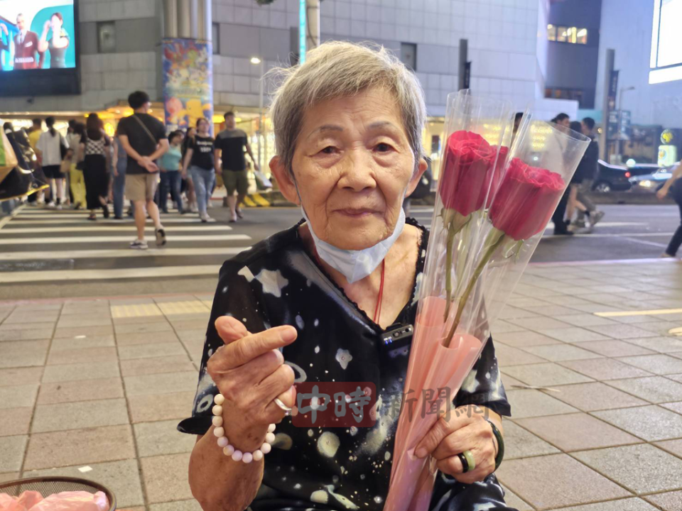 90歲「玫瑰花婆婆」為扛家計，在中山捷運擺攤賣花。（游定剛拍攝）