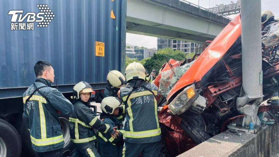 紅色汽車被夾成廢鐵。（圖／TVBS）