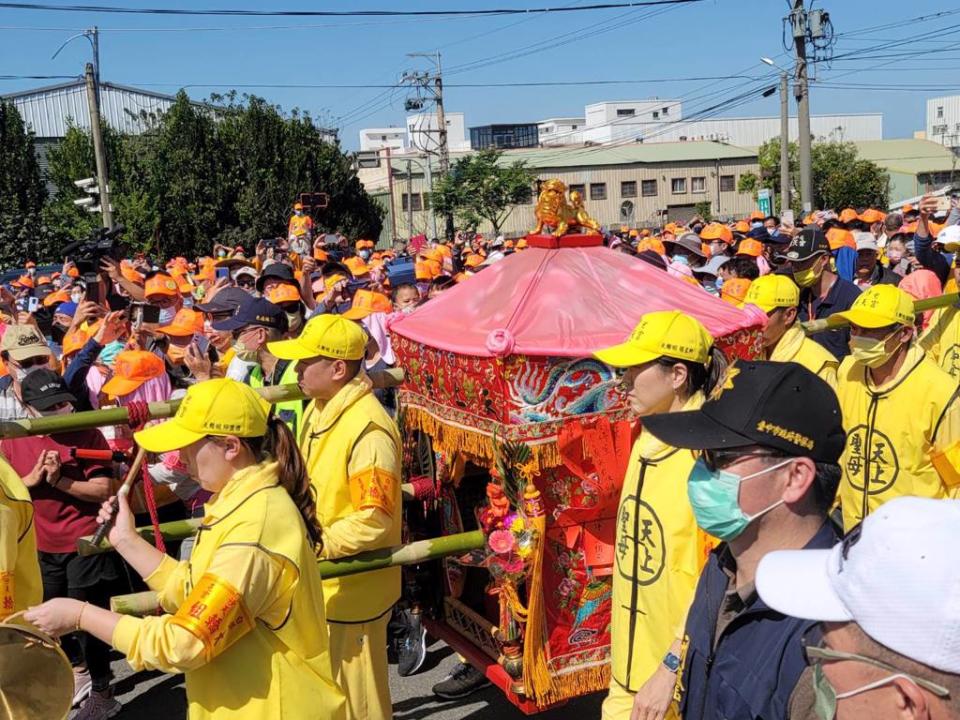 白沙屯媽祖神轎所到之處都是大批信眾。(游定剛拍攝)