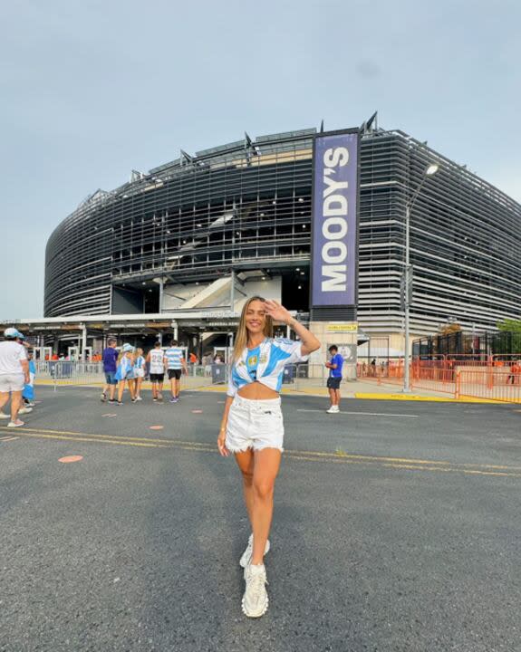 El look de Caro Calvagni para ir al MetLife Stadium (Foto: Instagram @carocalvagni)