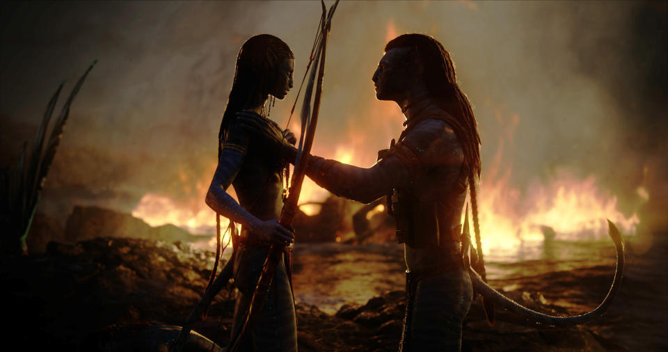 En esta imagen proporcionada por 20th Century Neytiri, interpretada por Zoe Saldaña, izquierda, y Jake Sully, interpretado por Sam Worthington, en una escena de "Avatar: The Way of Water". (20th Century Studios vía AP)