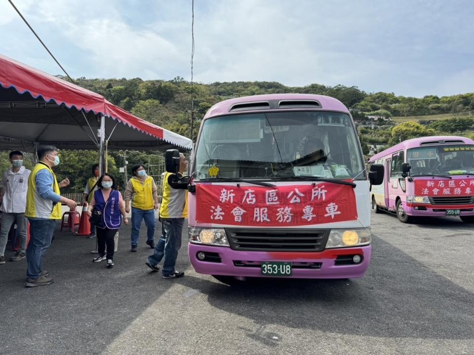 為紓解掃墓車潮，新北民政局今年規劃34條免費接駁專車路線，並有18輛備勤中巴待命。   圖：新北市民政局/提供