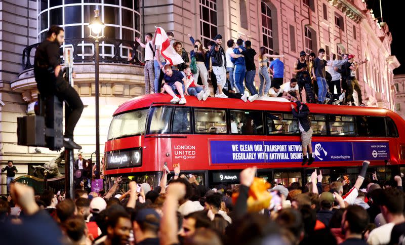 Hinchas ingleses celebran después del triunfo de la selección de Inglaterra sobre Dinamarca en las semifinales de la Eurocopa