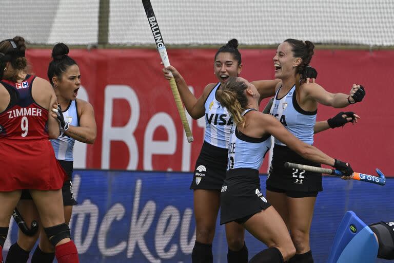 Las Leonas abrazan a Eugenia Trinchinetti, uno de los puntos más altos del equipo en este 2024