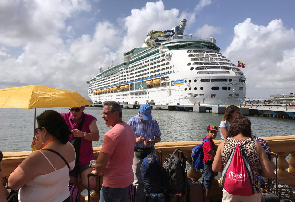 (FOTOS) Crucero de lujo rescata a miles de personas en Puerto Rico y otras islas del Caribe