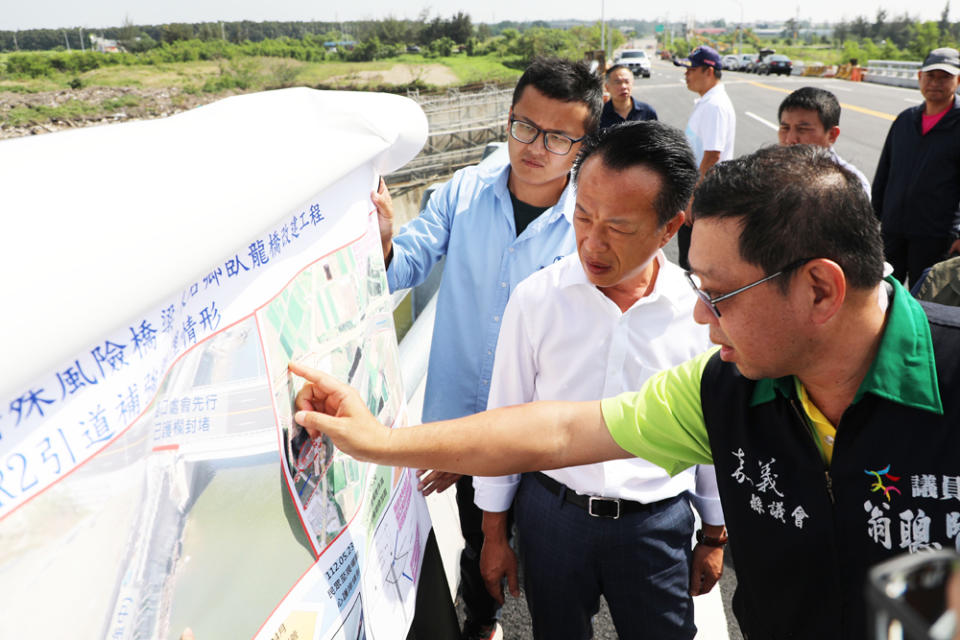 嘉義海線重要聯絡道臥龍橋預計6月12日通車，縣長翁章梁等人前往視察工程進度及品質。（記者張翔翻攝）