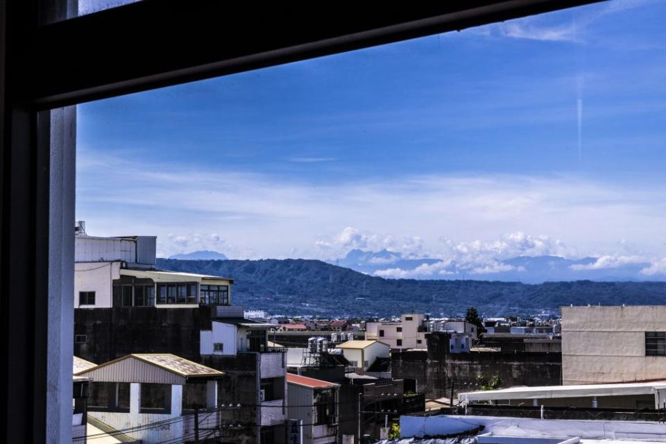 常春醫院病房往外看，天氣好時可看到玉山，讓患者十分驚喜。（常春醫院提供）