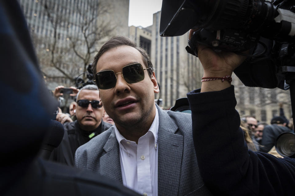 El representante George Santos, republicano por Nueva York, pasa frente al juzgado penal de Nueva York el martes 4 de abril de 2023. (AP Foto/Stefan Jeremiah)