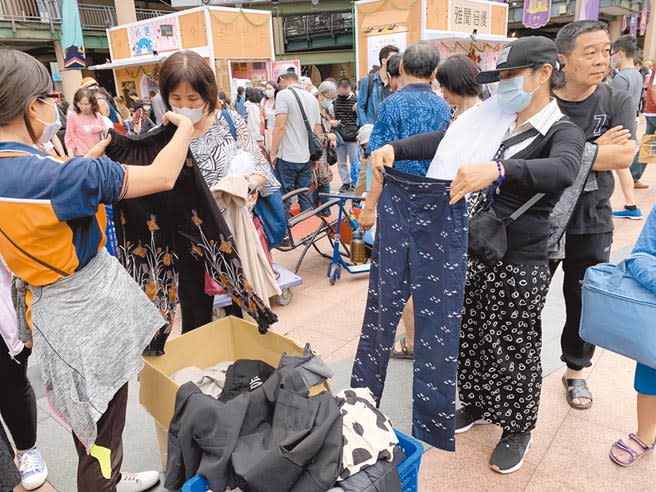 「新北耶誕環保挖寶趣」義賣活動21日登場，募集來自清潔隊、民間團體等超過8888件二手物，吸引大批民眾搶購。（許哲瑗攝）