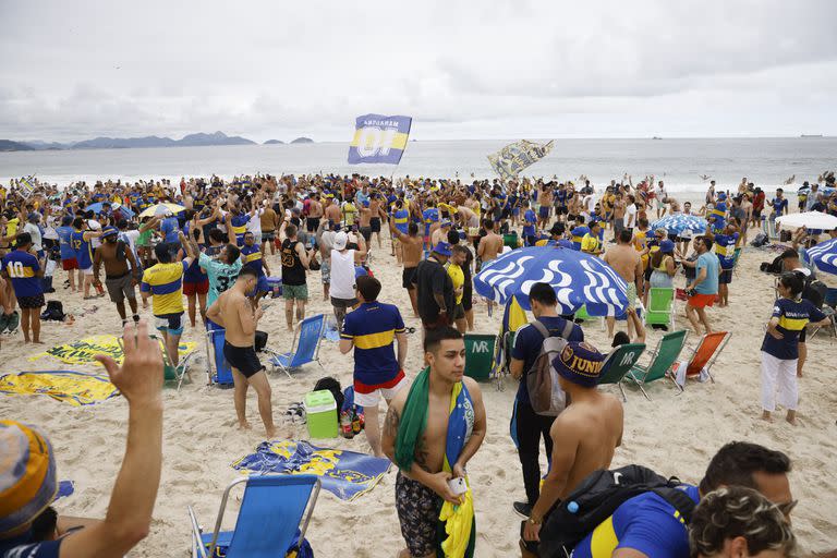 Hinchas de Boca en las playas de Copacabana