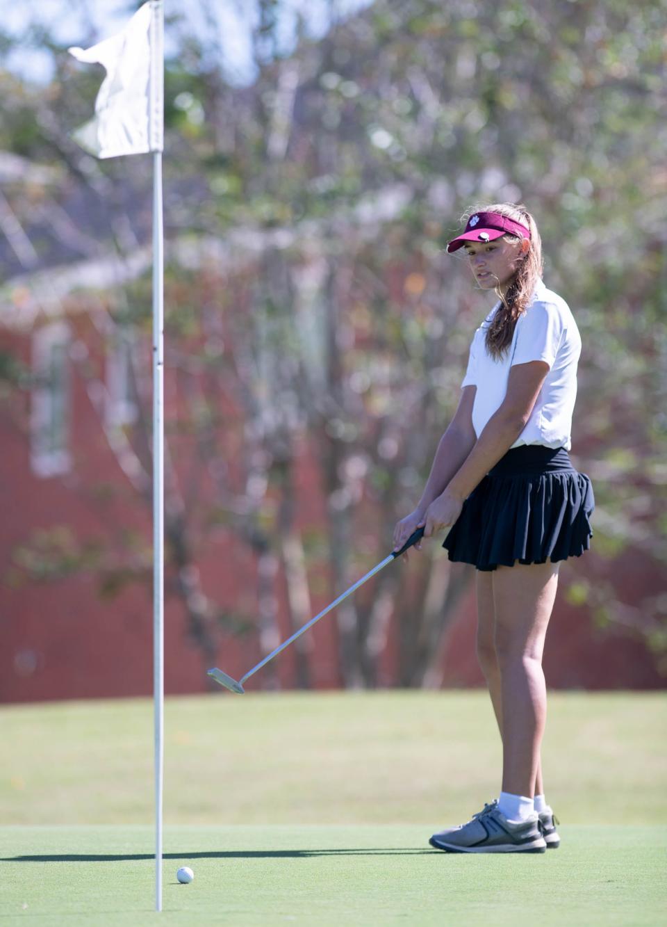 Gabby Hultstrand von der Pensacola High School puttet während des Mädchen-Golfturniers Distrikt 1-2A im Marcus Pointe Golf Club in Pensacola am Dienstag, den 24. Oktober 2023.