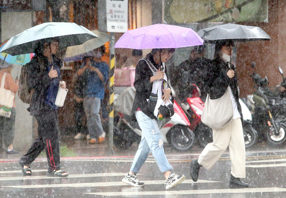 今天（2日）中部以北、宜花地區有短延時強降雨。（本報系資料照）