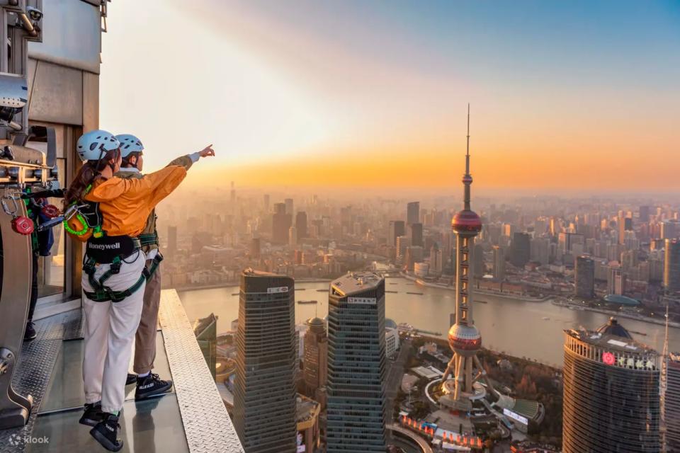 【World Highest Skywalk】Shanghai Jin Mao Tower 88th Floor Exclusive Skywalk Experience. (Photo: Klook SG)