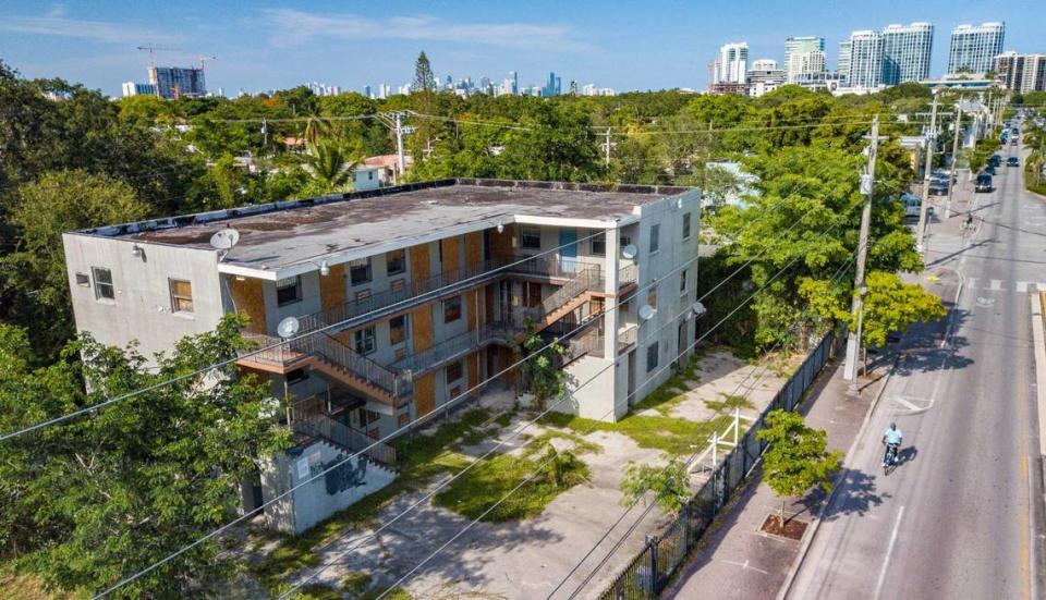 Un edificio de apartamentos desalojado y condenado es uno de los últimos que quedan en pie a lo largo de Grand Avenue, en el históricamente afroamericano West Coconut Grove, en Miami, el jueves 16 de junio de 2022. La comunidad de West Grove, mayoritariamente de bajos ingresos, está desapareciendo en medio del acelerado aburguesamiento de la zona. Al Diaz adiaz@miamiherald.com
