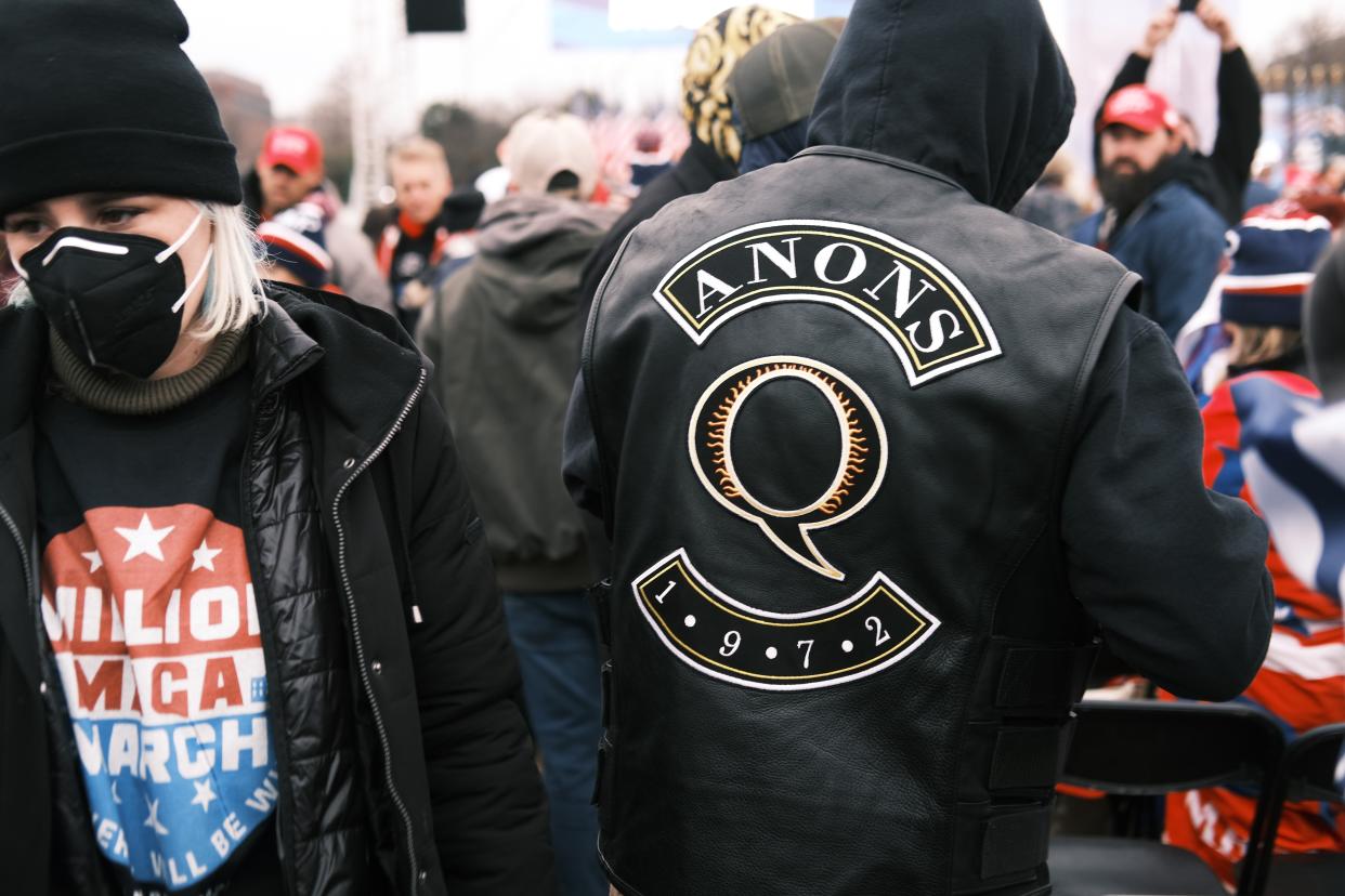 <p>QAnon is spreading damaging conspiracy theories targeting Chinese and Jewish people, experts say. File photo. </p> (Foto de Spencer Platt / Getty Images)