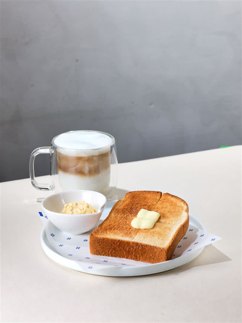 Let’s Café PLUS推出新品厚片土司系列、選用烘烤過的「全家」匠土司「厚切醇乳香土司」，搭配奶油塊及大武山牧場水煮蛋或雞蛋沙拉。（圖／品牌業者提供）
